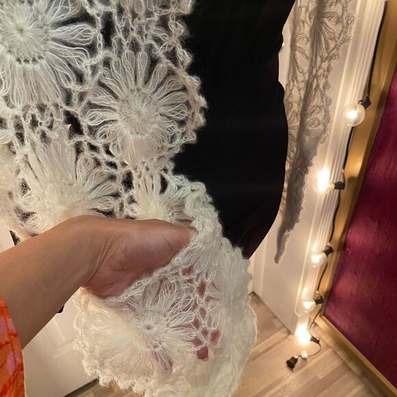 Gertz 100% acrylic knitted shawl, made in Japan 🇯🇵 - Picture 6 of 10